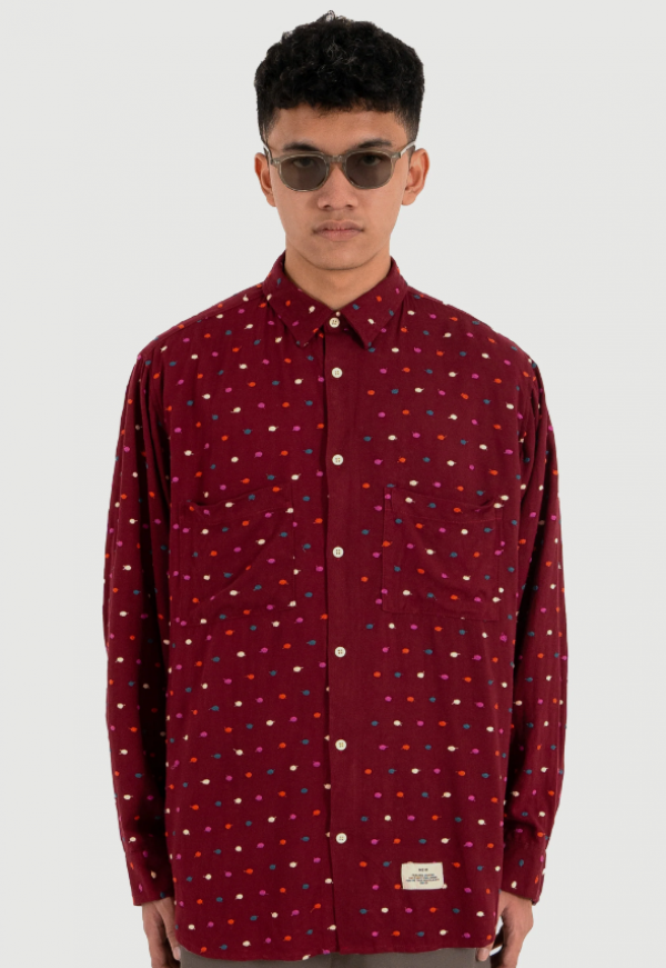 Kemeja dengan motif polkadot yang klasik